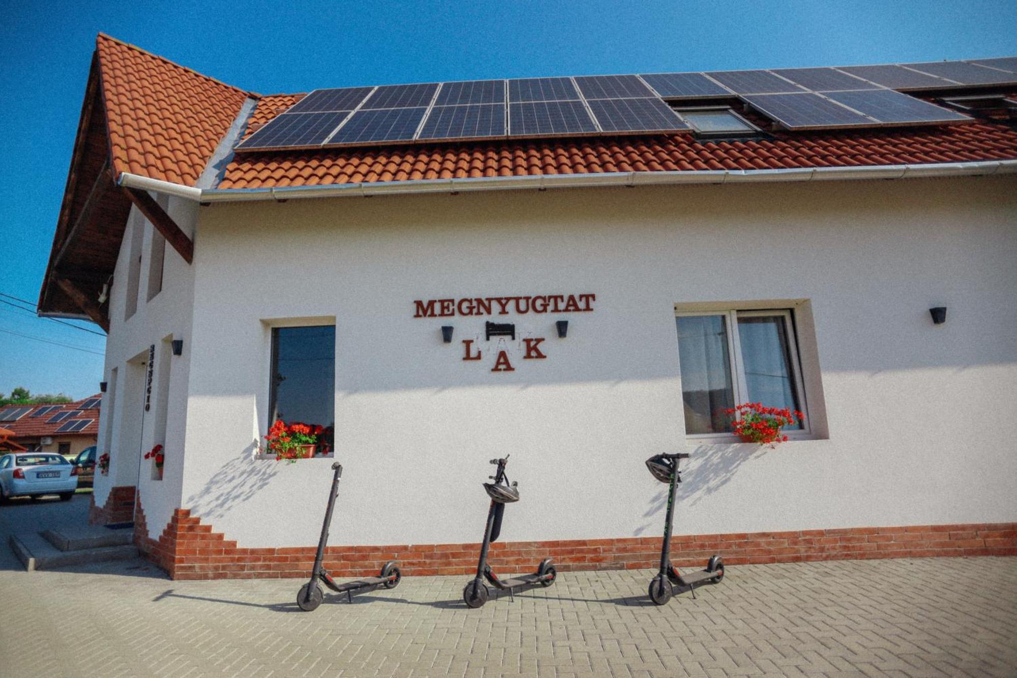 Megnyugtat-Lak Apartmanhaz Дем'єн Екстер'єр фото